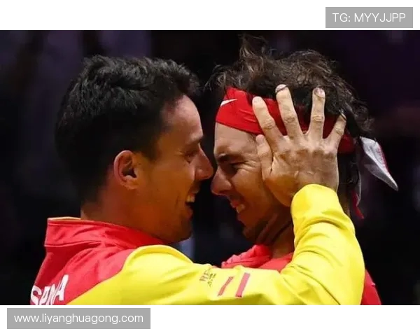 阿莫林赛后冒雨为球迷签名合影展现敬业精神温情瞬间感动全场